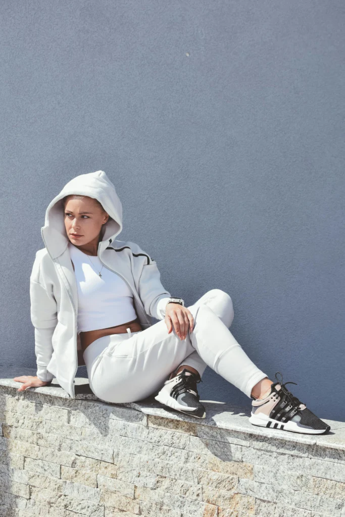 7 erreurs maquillage à éviter absolument (et comment les corriger) 11 Femme maquillée corrigée avec pinceaux PinkMe