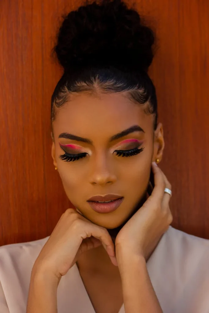 Bien poser ses faux cils sans colle qui déborde 6 woman with eye makeup