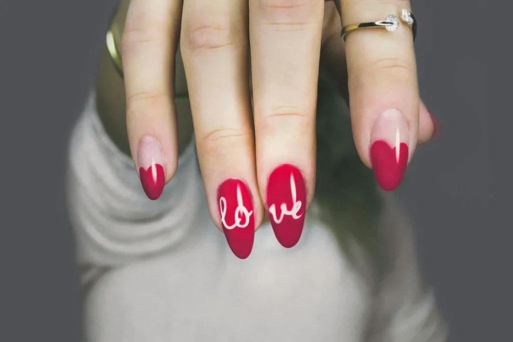 Nettoyer et réutiliser ses faux ongles press-on : astuces PinkMe 5 red and white manicure with love print