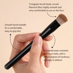 MAANGE Professionnal Triangle Concealer Brush MAANGE Professionnal Triangle Concealer Brush