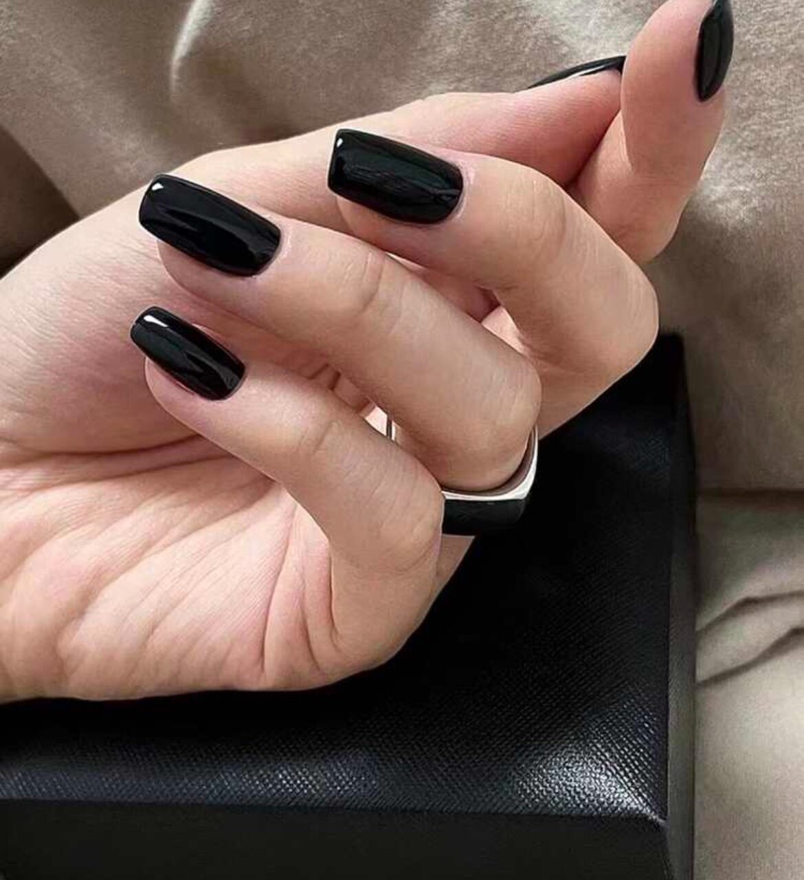 VV MEIJIAER Press-On Nails 24 Pièces Carrés Courts (Noir) + Feuille Adhésive + Mini Lime - ZJ759