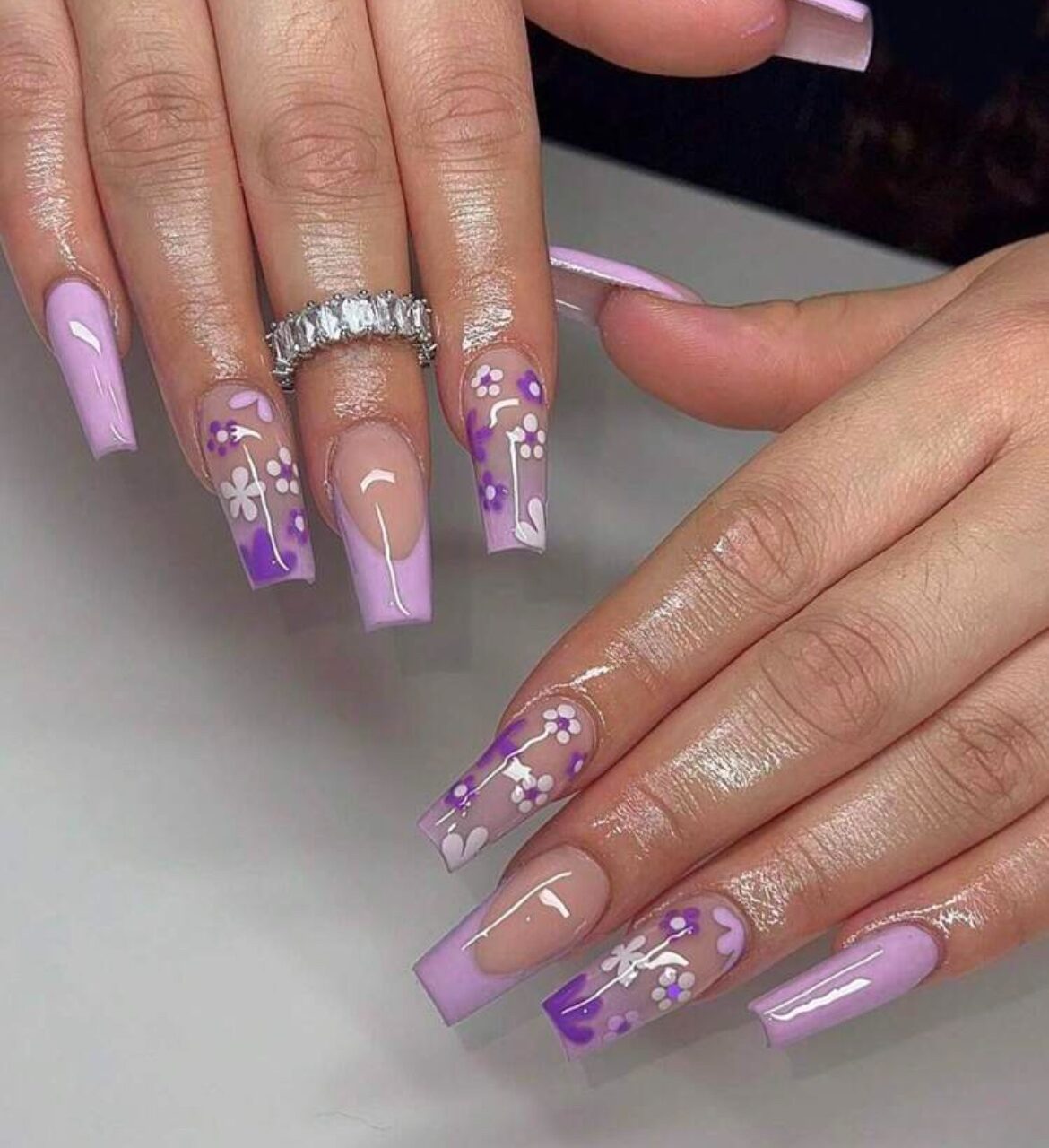 VV MEIJIAER Press-On Nails 24 Pièces Coffin Longue (French Dessin Fleurs) + Feuille Adhésive + Mini Lime - ZJ212