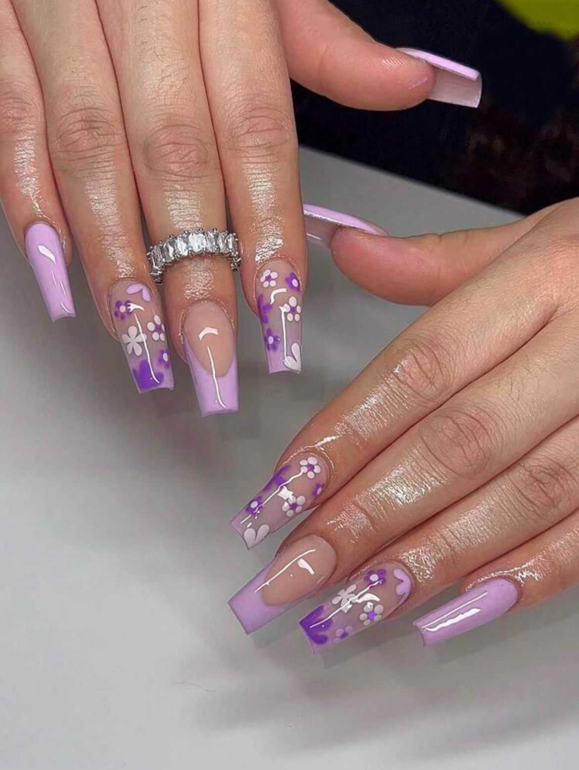 VV MEIJIAER Press-On Nails 24 Pièces Coffin Longue (French Dessin Fleurs) + Feuille Adhésive + Mini Lime - ZJ212 VV MEIJIAER Press-On Nails 24 Pièces Coffin Longue (French Dessin Fleurs) + Feuille Adhésive + Mini Lime - ZJ212