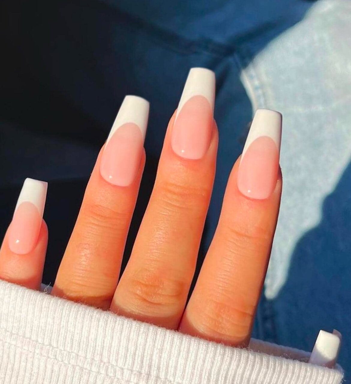 VV MEIJIAER Press-On Nails 24 Pièces Coffin Long (French Naturel et Blanc) + Feuille Adhésive + Mini Lime - ZJ681