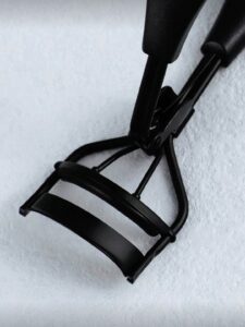 Monkids Recourbe Cils Portatif Avec Coussinet “Pad” En Silicone – MKN (Black/Black) Monkids Recourbe Cils Portatif Avec Coussinet “Pad” En Silicone – MKN (Black/Black)