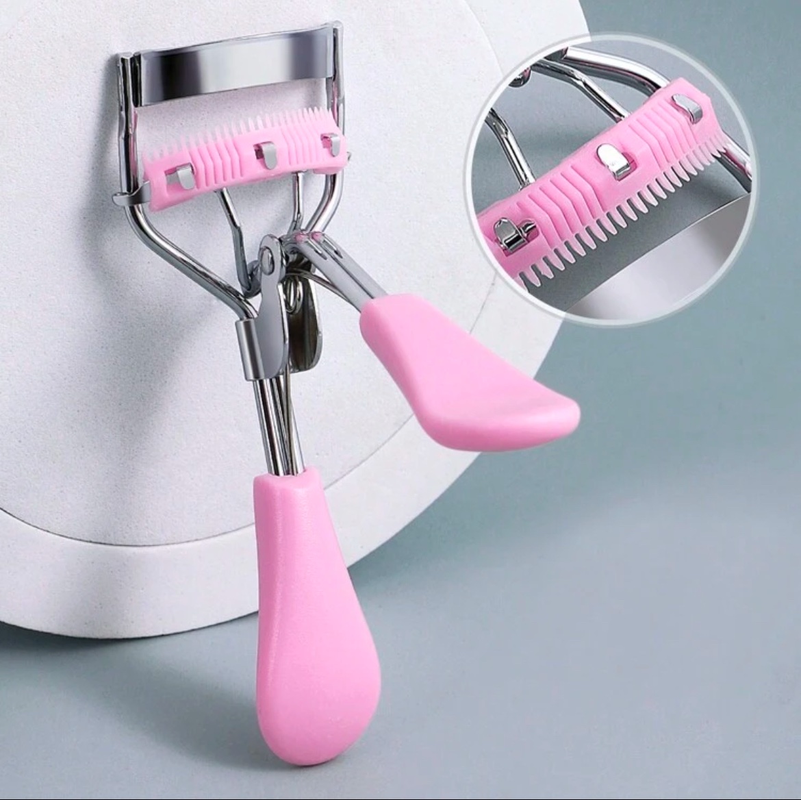 Monkids Recourbe Cils Portatif Avec Peigne et Coussinet “Pad” En Silicone – MK2 (Argent/Rose Bonbon)
