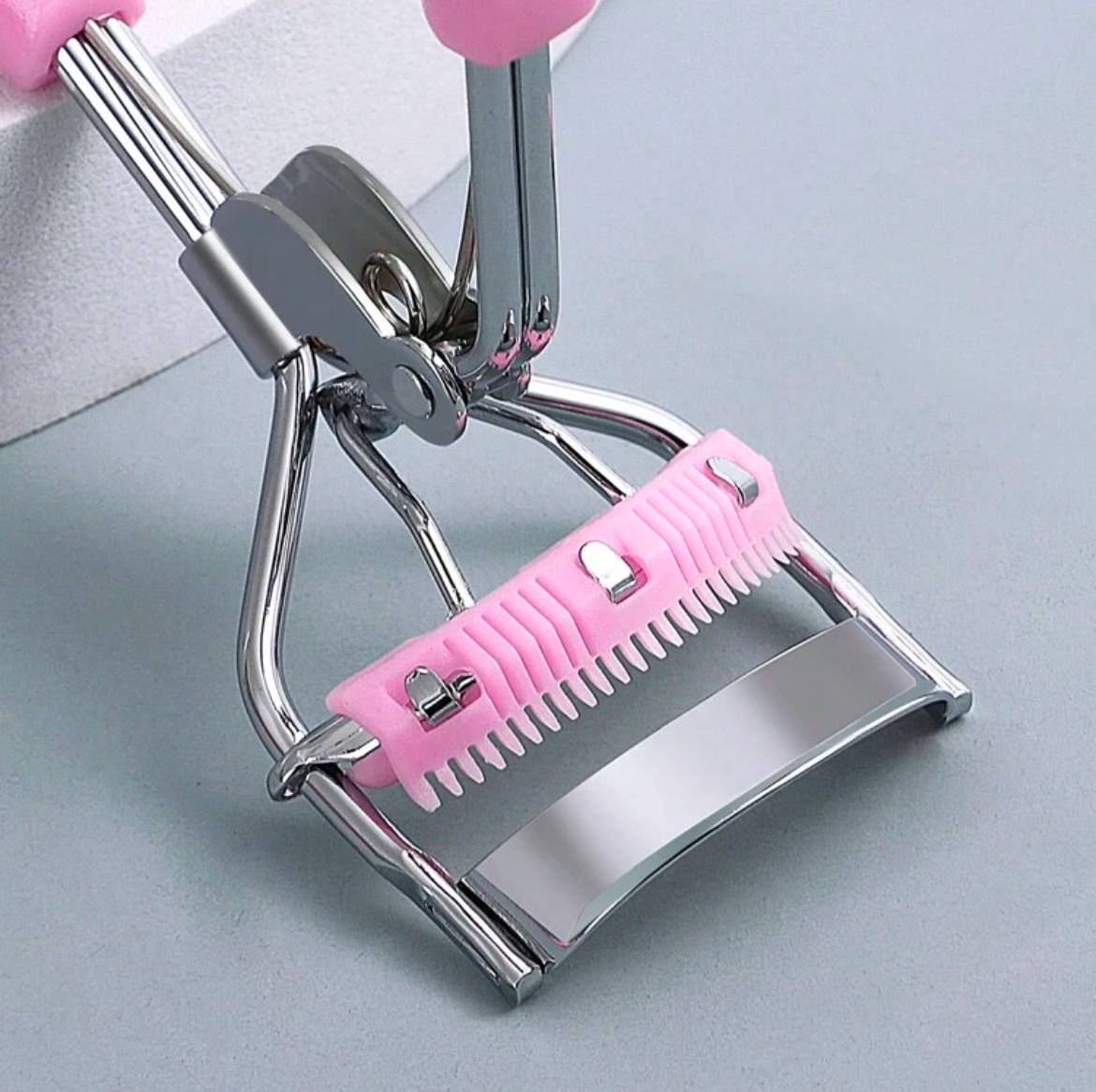 Monkids Recourbe Cils Portatif Avec Peigne et Coussinet “Pad” En Silicone – MK2 (Argent/Rose Bonbon)