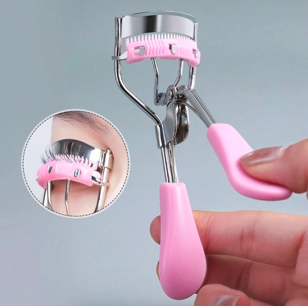 Monkids Recourbe Cils Portatif Avec Peigne et Coussinet “Pad” En Silicone – MK2 (Argent/Rose Bonbon)